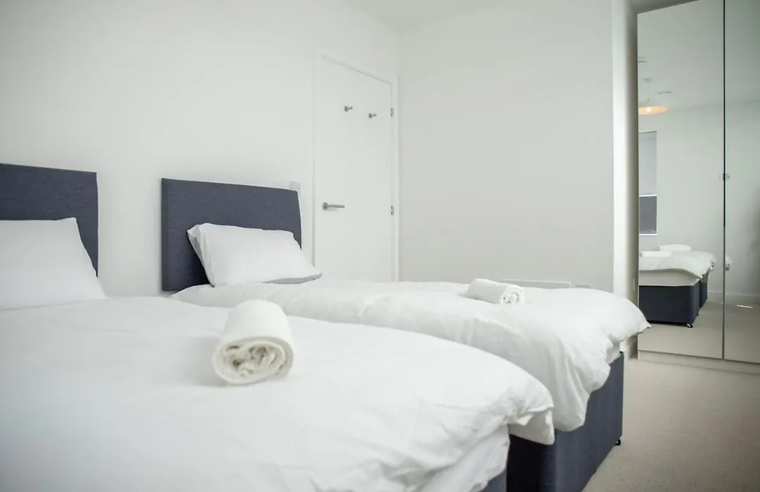 Modern Riverside 4-Br Retreat Sleeps 10-1